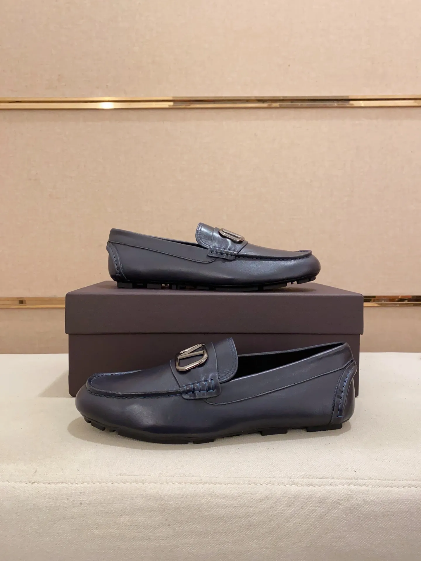 Men's shoes💰: 680💰VALENTINO, made of imported cowhide with imported water-dyed cowhide lining, iconic hardware and iconic wear-resistant outsole. 38-44. 45 VALENTINO packaging can be customized to enjoy the brand’s iconic product packaging